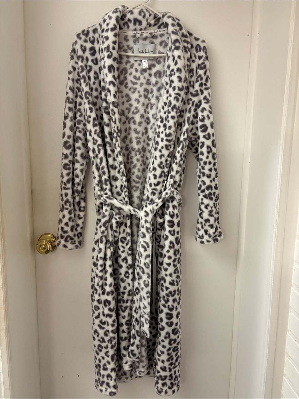 Lulu's Leopard Plush Shawl Collar Robe in White and Gray